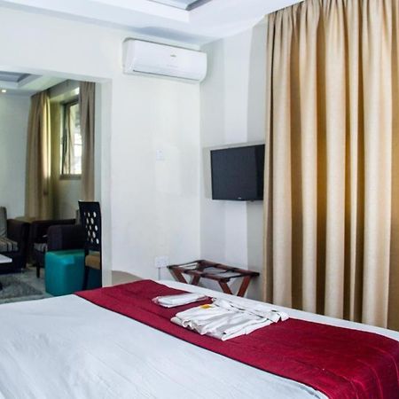 Glee Hotel Aliayabiagba Екстер'єр фото