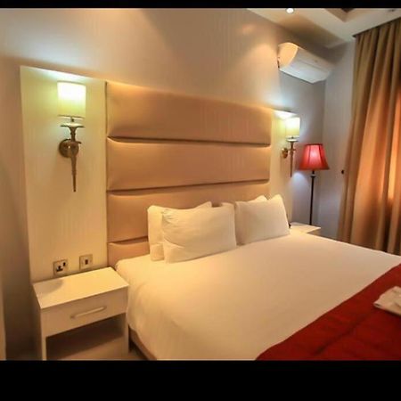 Glee Hotel Aliayabiagba Екстер'єр фото