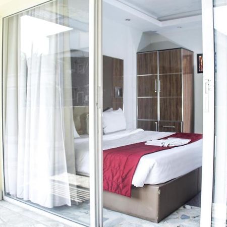 Glee Hotel Aliayabiagba Екстер'єр фото