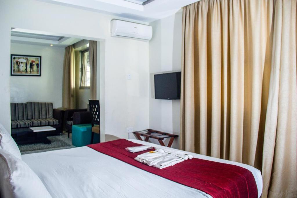 Glee Hotel Aliayabiagba Екстер'єр фото