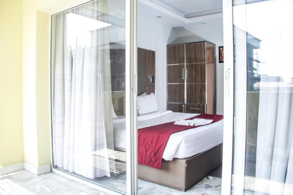 Glee Hotel Aliayabiagba Екстер'єр фото