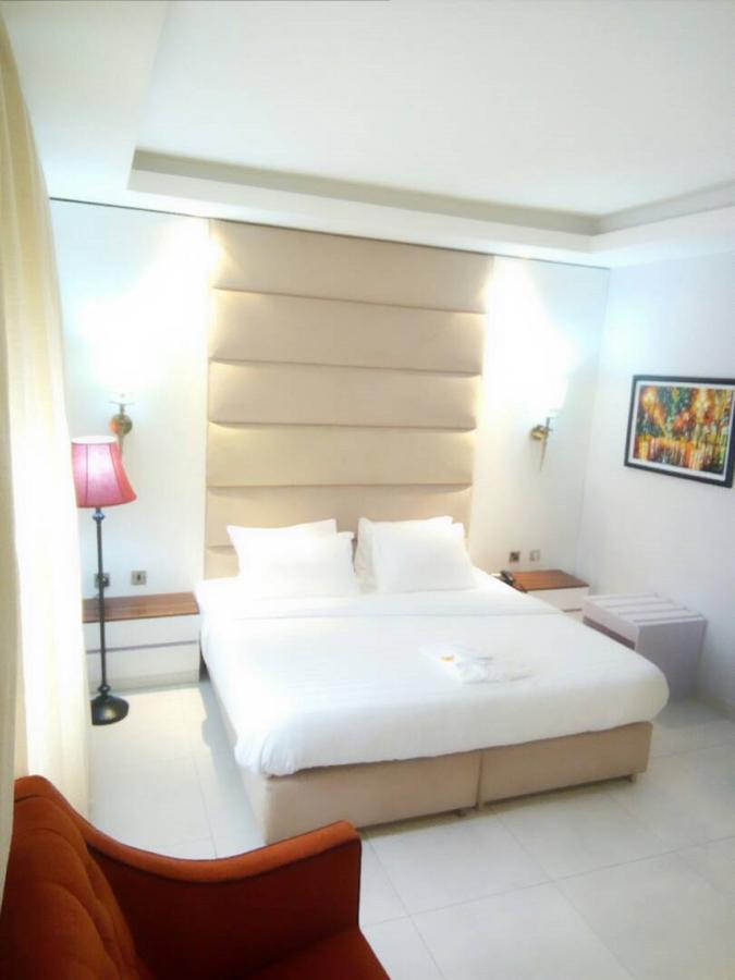 Glee Hotel Aliayabiagba Екстер'єр фото