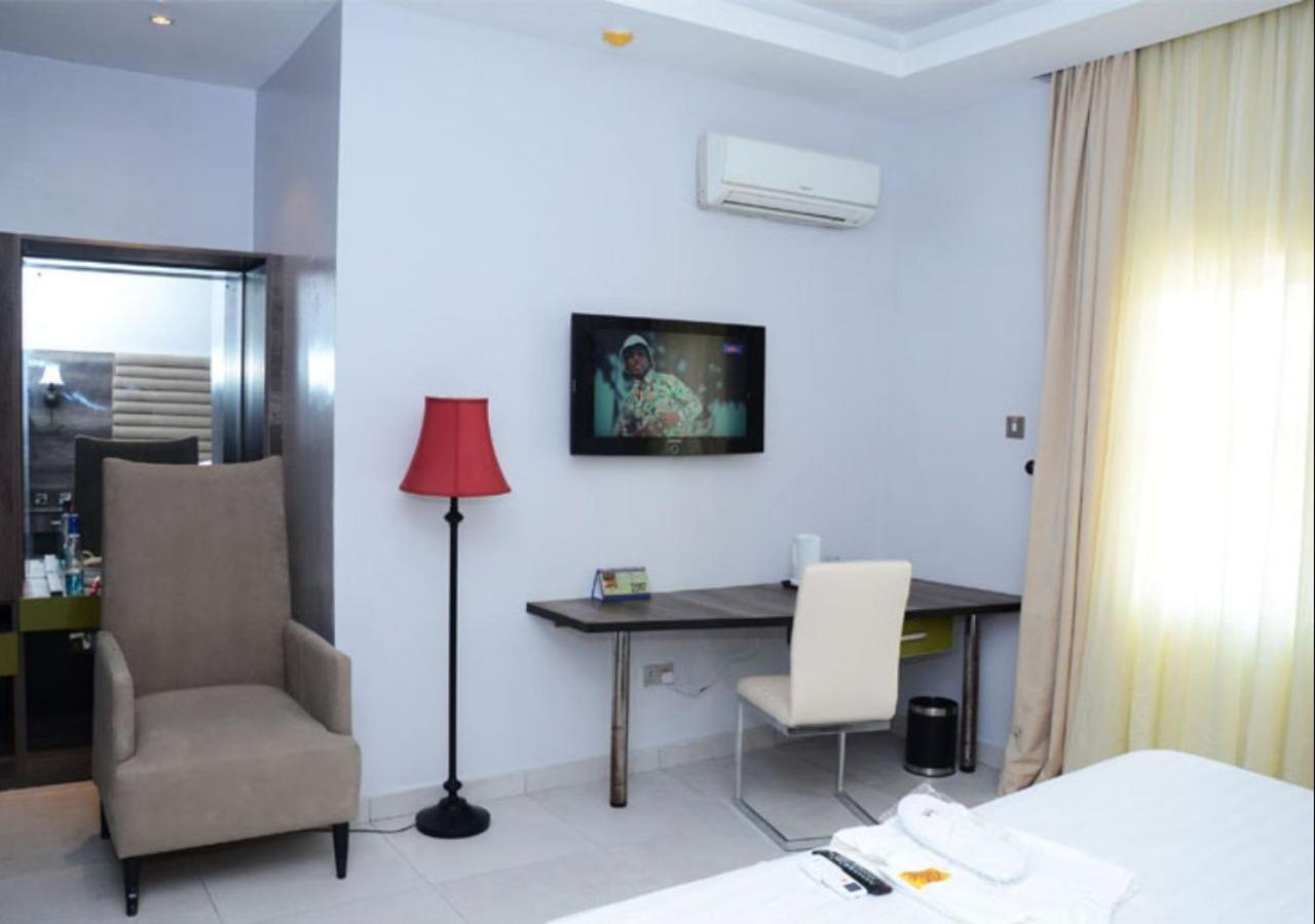 Glee Hotel Aliayabiagba Екстер'єр фото