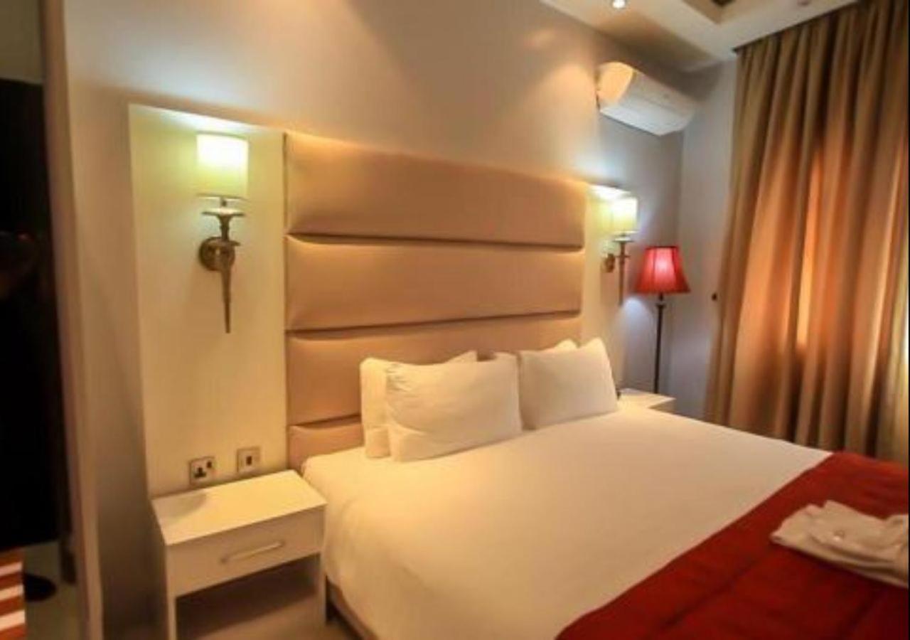 Glee Hotel Aliayabiagba Екстер'єр фото