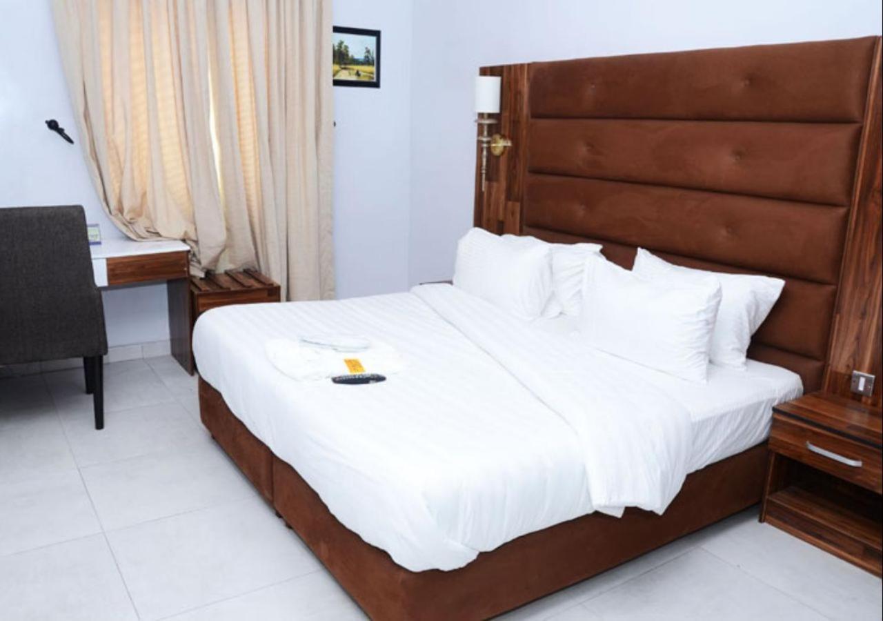 Glee Hotel Aliayabiagba Екстер'єр фото