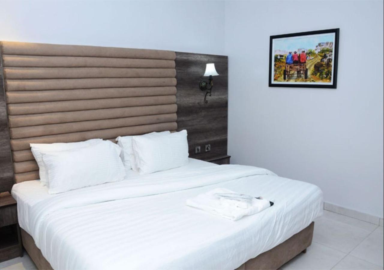 Glee Hotel Aliayabiagba Екстер'єр фото