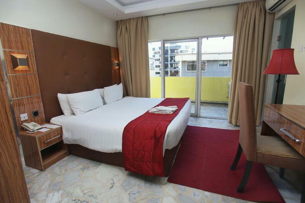 Glee Hotel Aliayabiagba Екстер'єр фото
