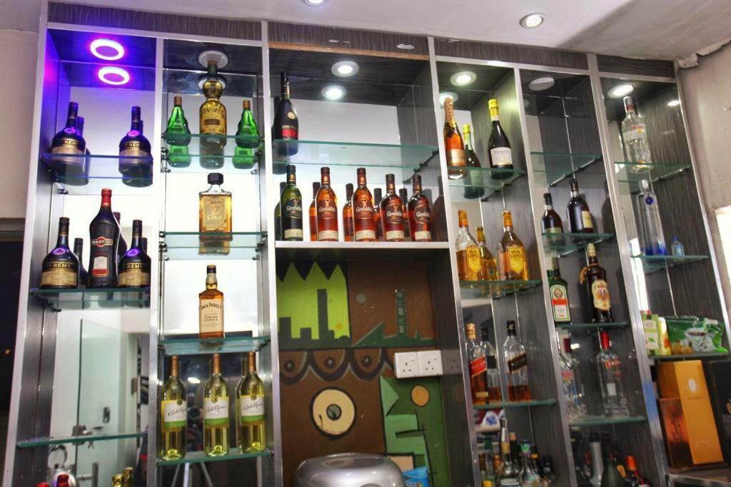 Glee Hotel Aliayabiagba Екстер'єр фото