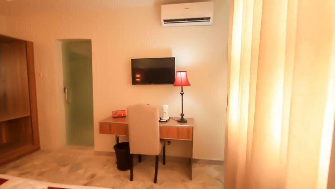 Glee Hotel Aliayabiagba Екстер'єр фото