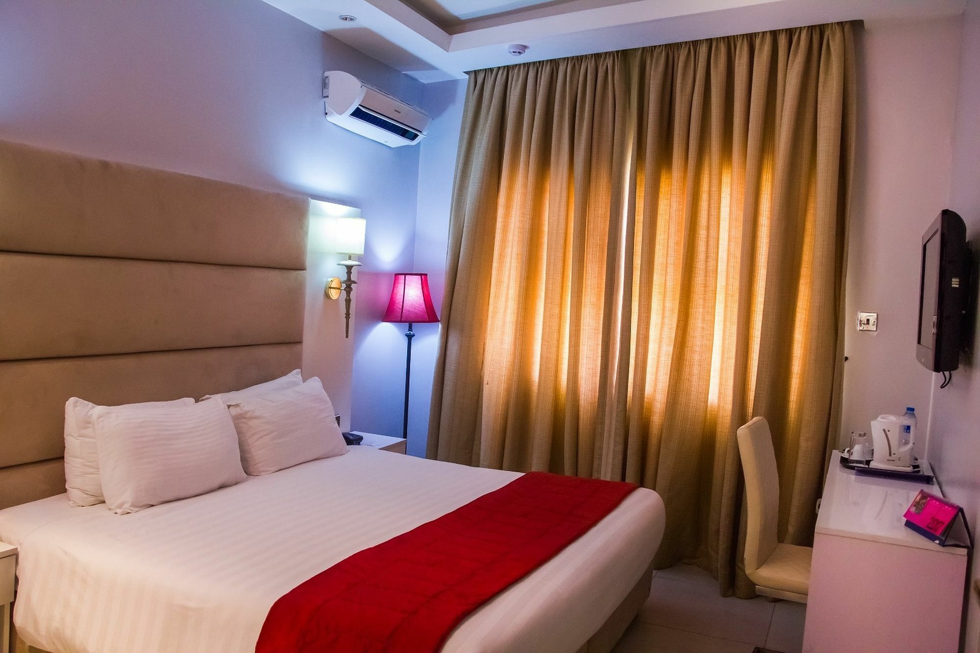 Glee Hotel Aliayabiagba Екстер'єр фото
