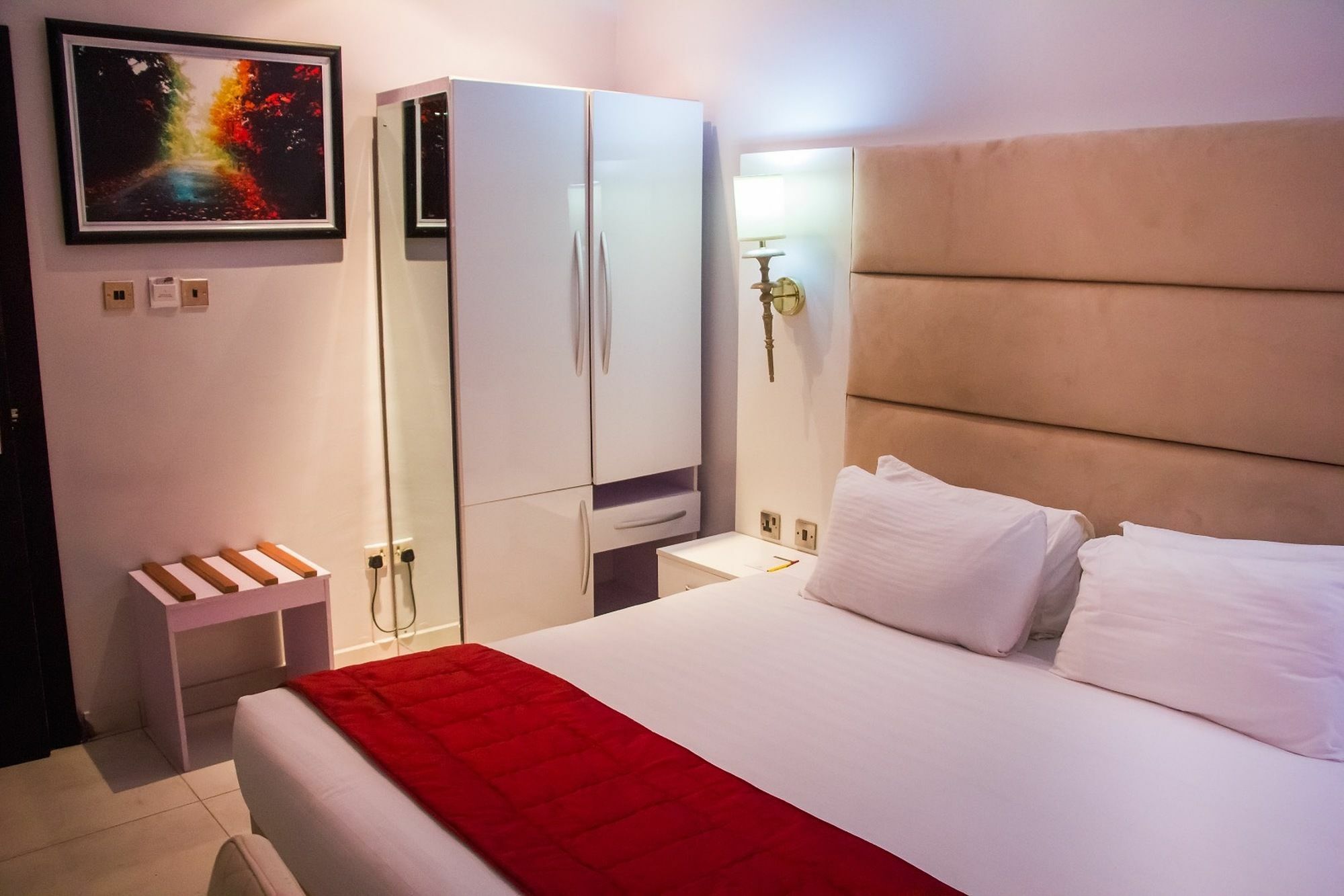 Glee Hotel Aliayabiagba Екстер'єр фото