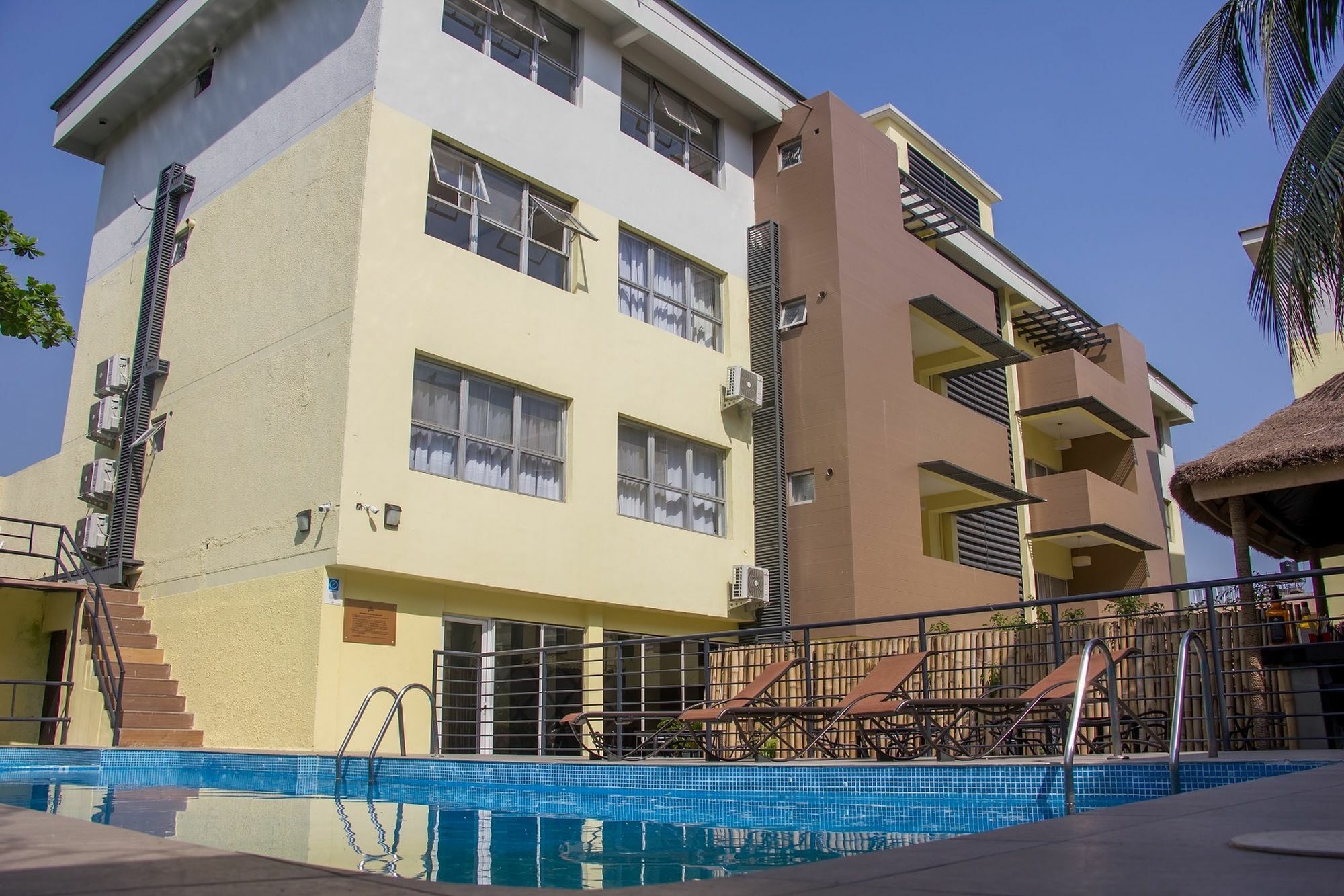 Glee Hotel Aliayabiagba Екстер'єр фото