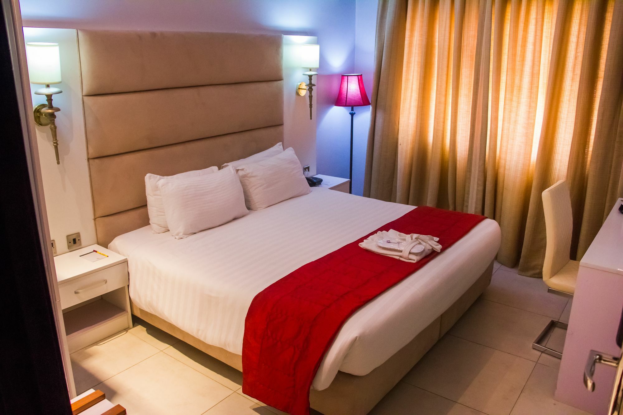 Glee Hotel Aliayabiagba Екстер'єр фото