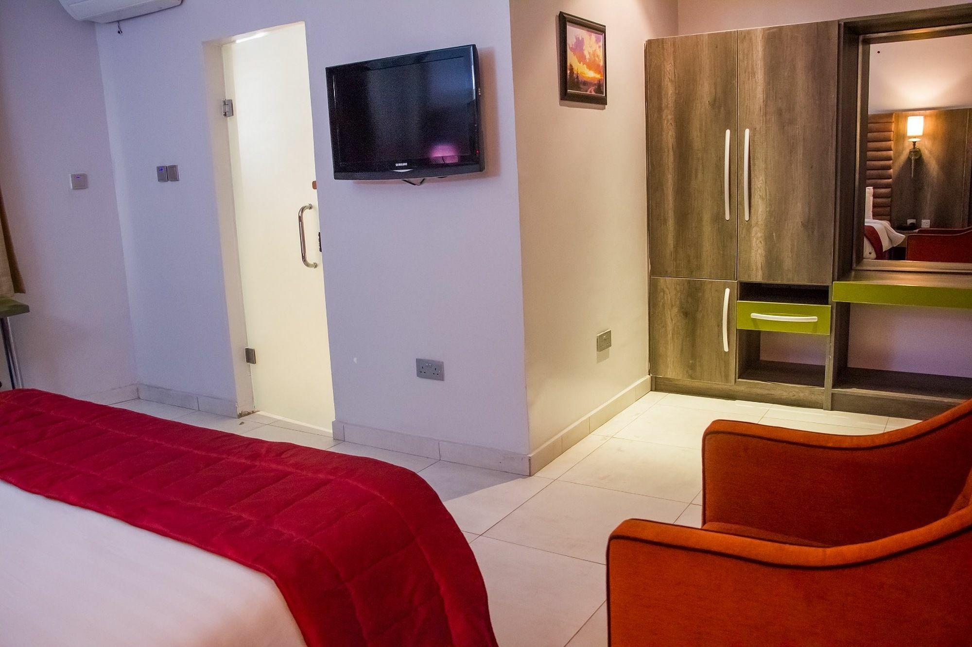 Glee Hotel Aliayabiagba Екстер'єр фото