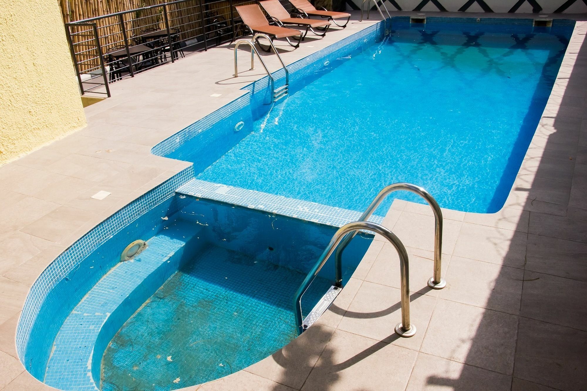 Glee Hotel Aliayabiagba Екстер'єр фото