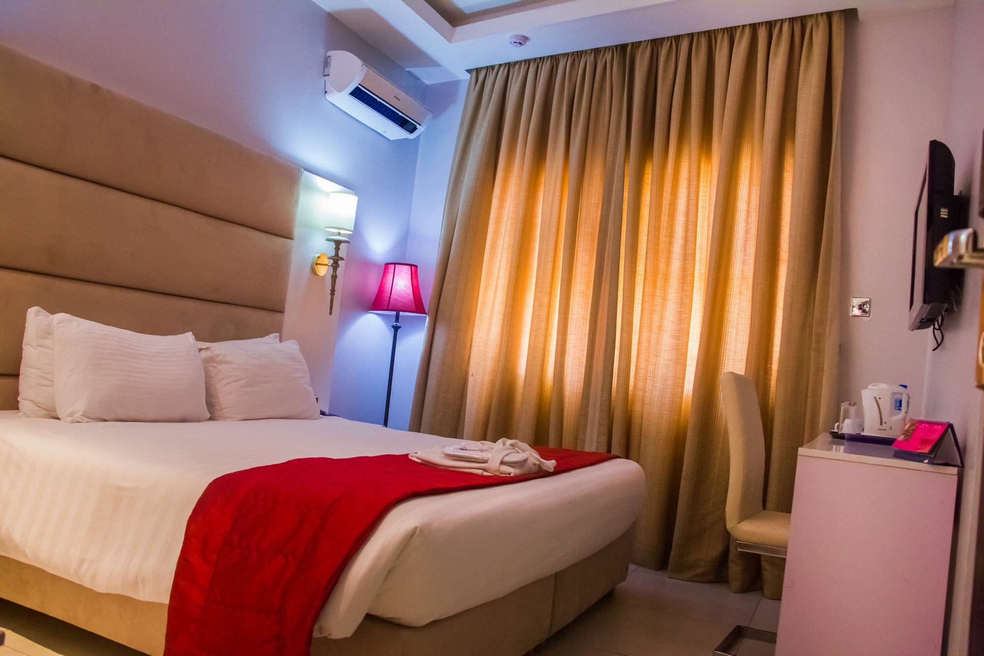 Glee Hotel Aliayabiagba Екстер'єр фото